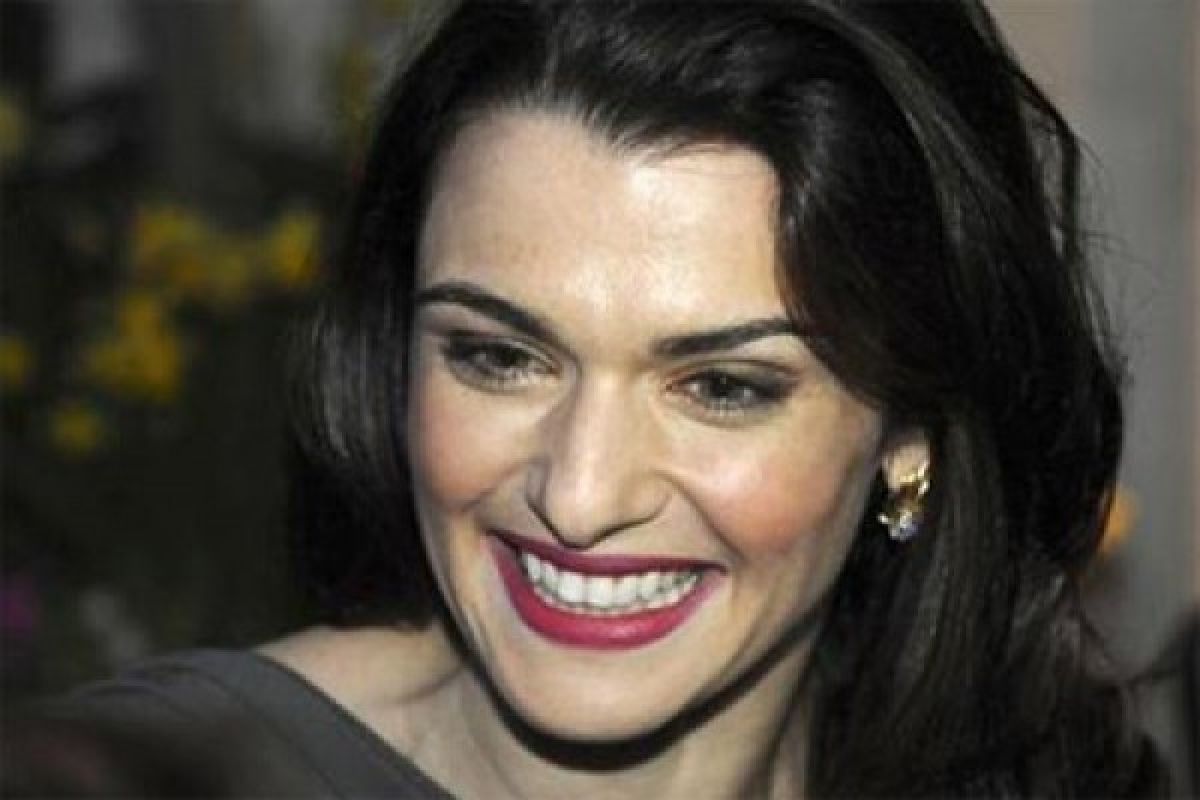 Rachel Weisz tertarik jadi musuh James Bond