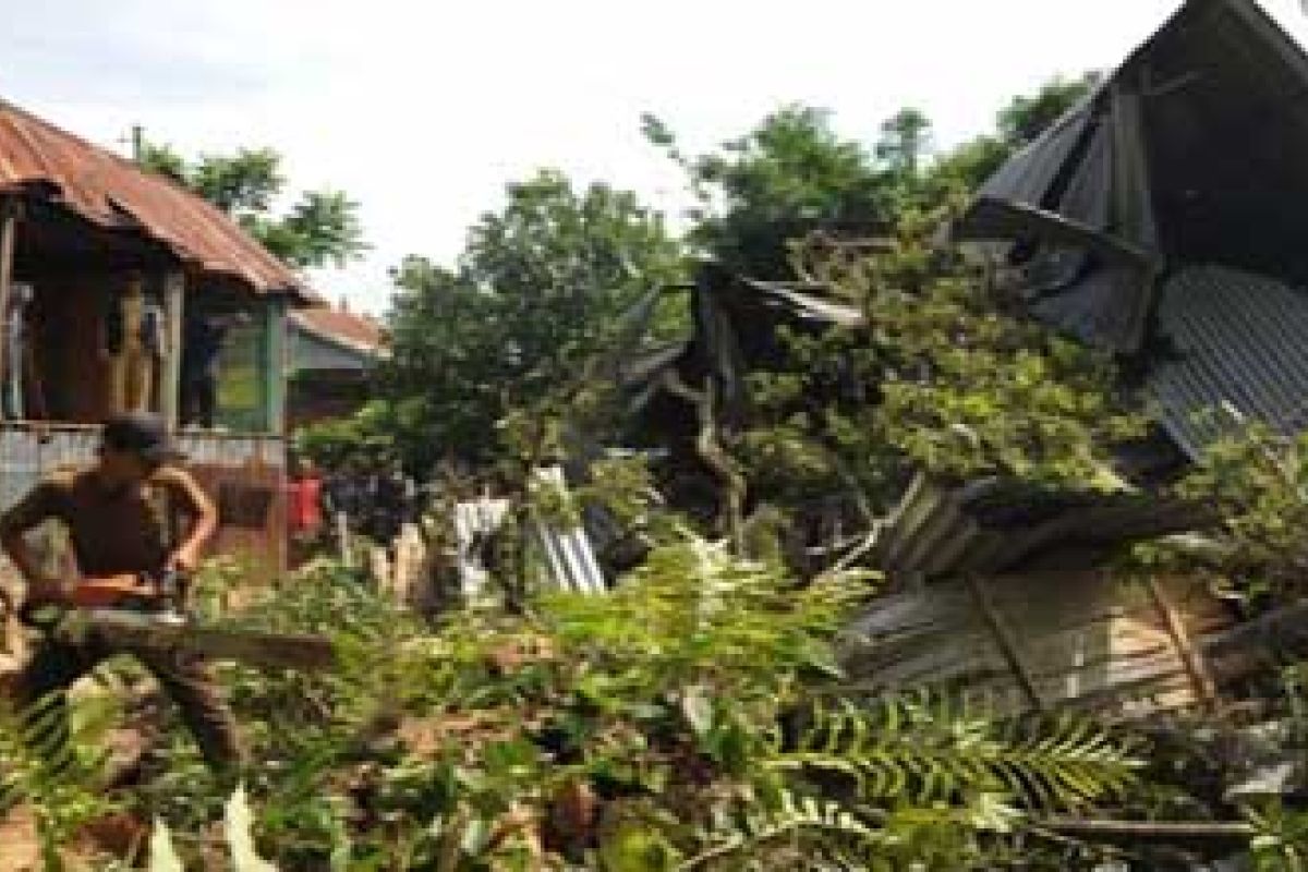 Wagub Sulsel bantu korban puting beliung di Sidrap