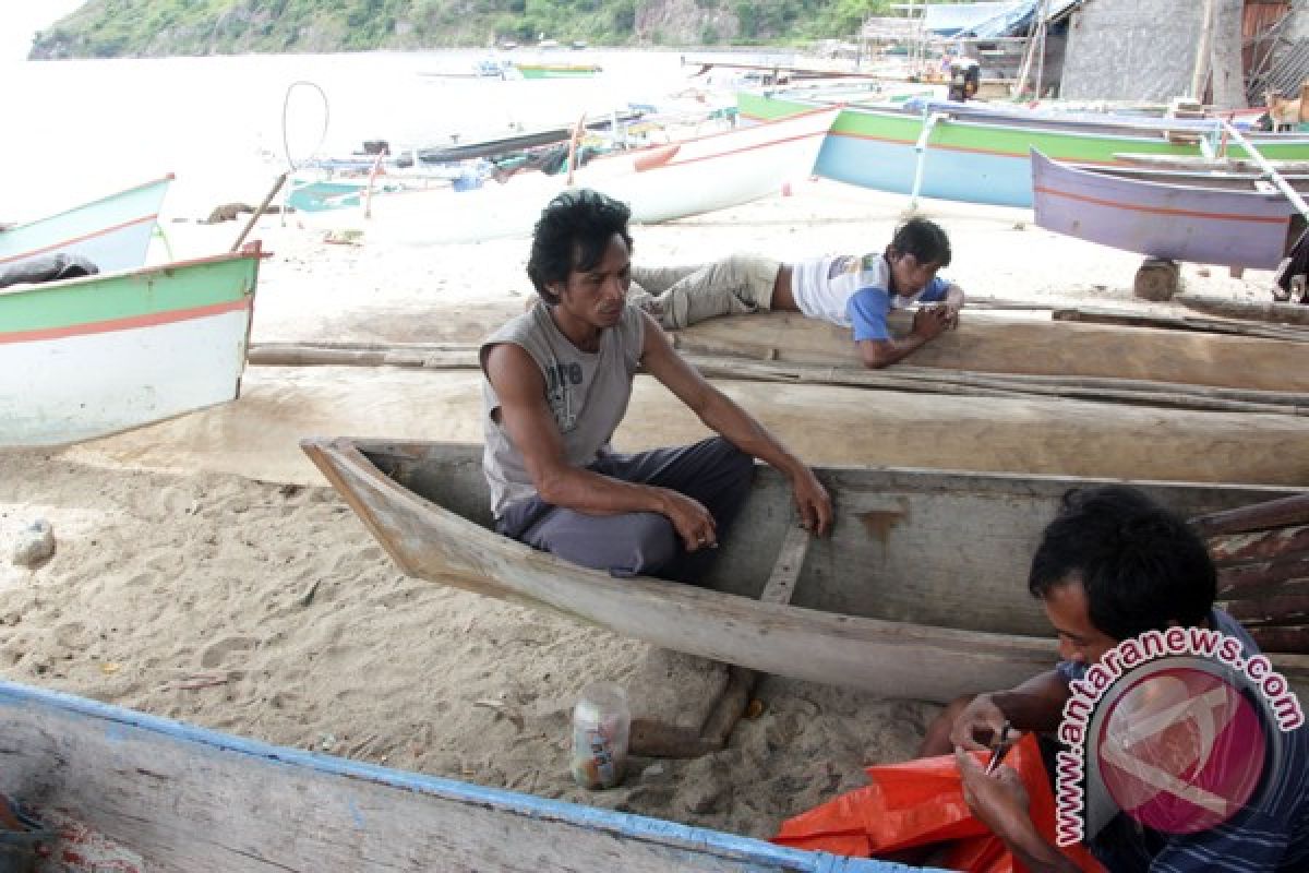Tanggul pengaman ombak dibangun secara  gotong royong warga Gorontalo Utara