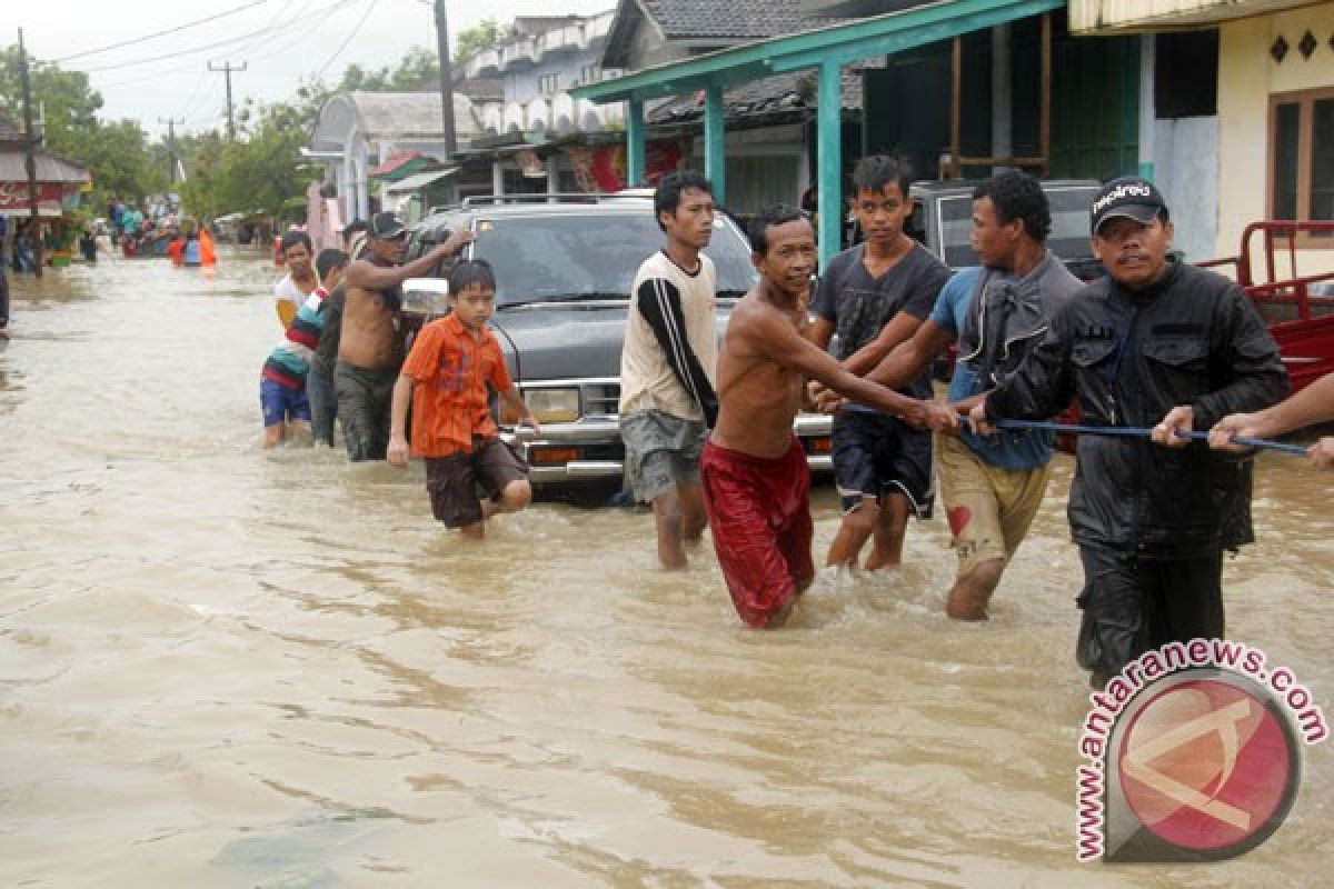Ketinggian banjir di Angsana Pandeglang semeter 