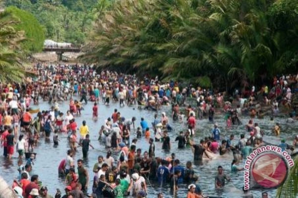 Ribuan Warga Gorut Gelar Ritual Mandi Safar 