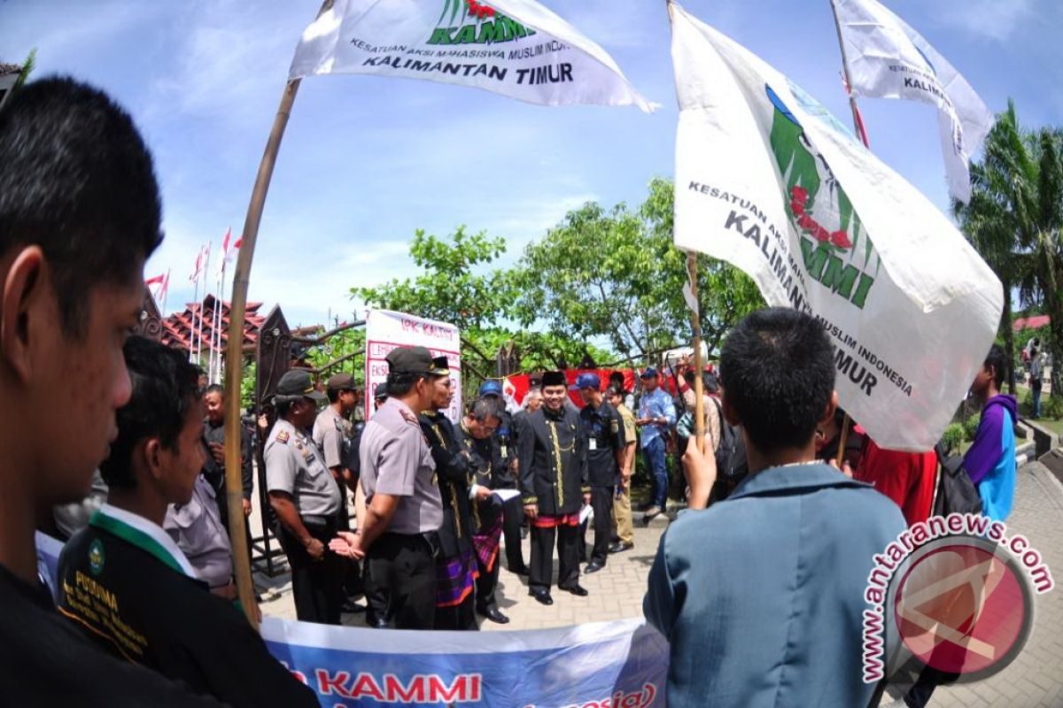 Rapat Paripurna Diwarnai Demonstrasi