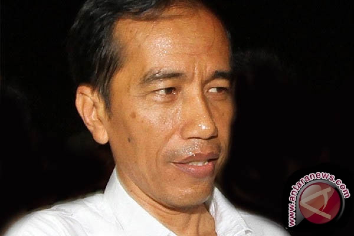  Jokowi berkeringat jadi pembaca berita