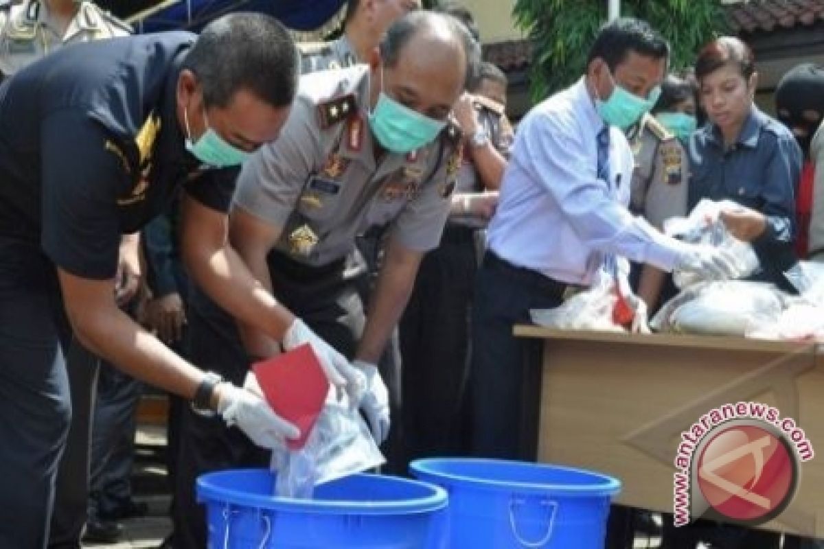 Ratusan botol minuman keras dan narkoba dimusnahkan 