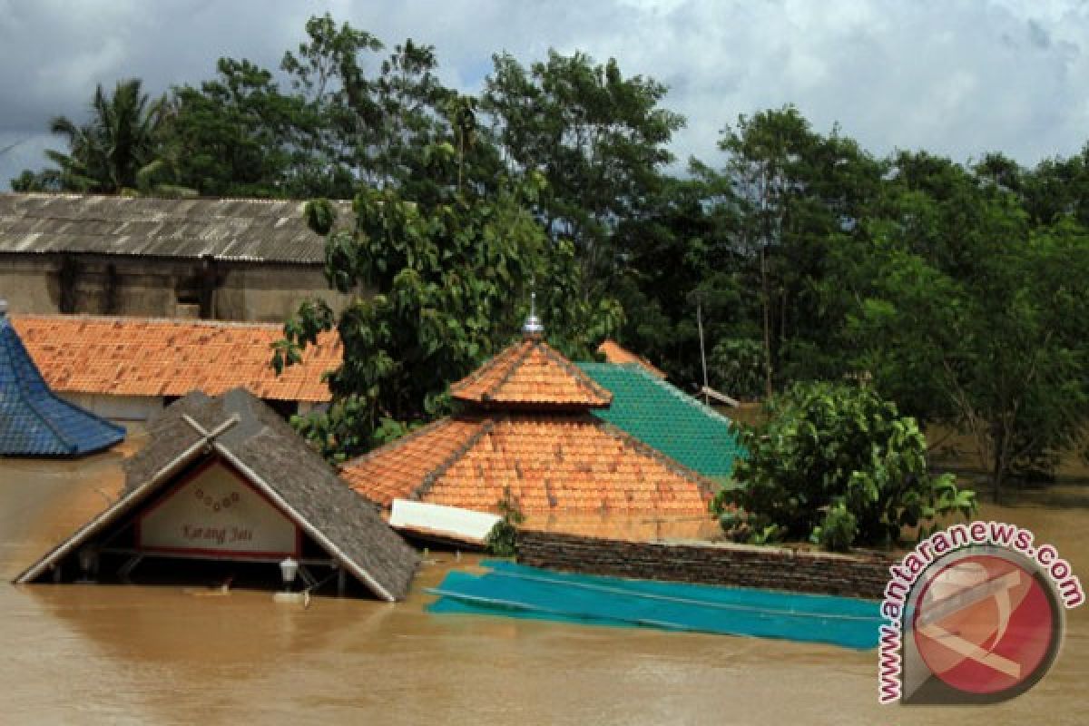 Flooding kills hundreds of people in Indonesia in 2012
