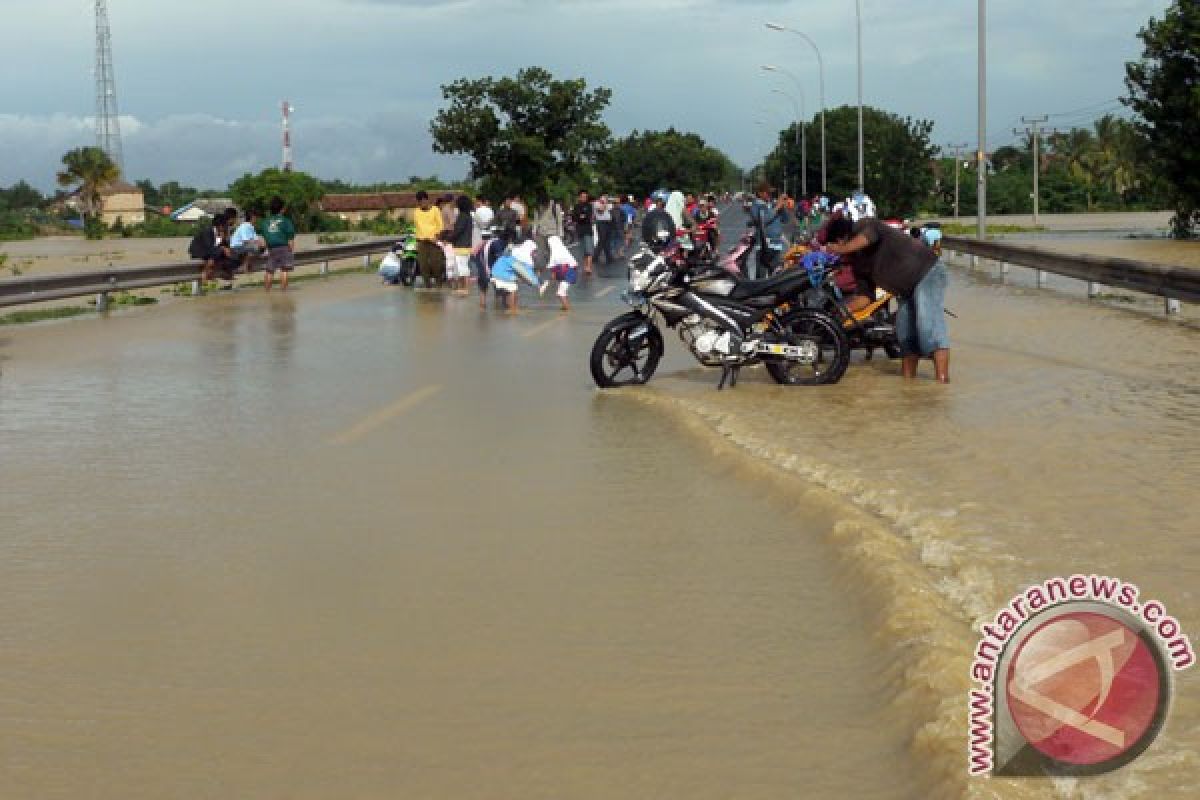 Banjir sebabkan penumpukan penumpang tiga terminal Banten 