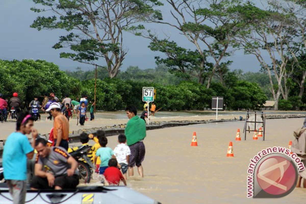 Banjir tol Jakarta-Merak capai satu  meter