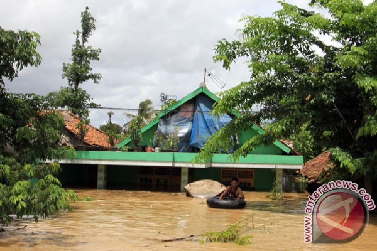 Banjir Sukabumi rusak tiga rumah 