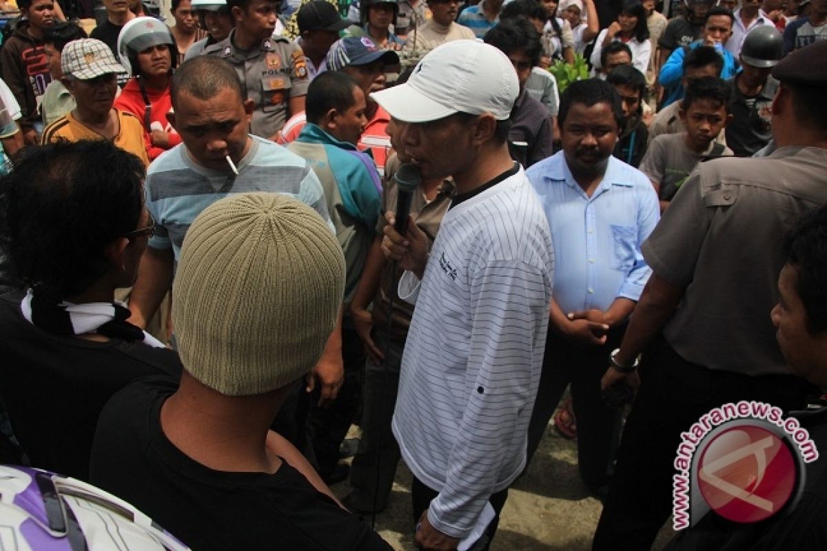 Pendukung Adhan-indrawanto Demo Panwaslu Kota Gorontalo 