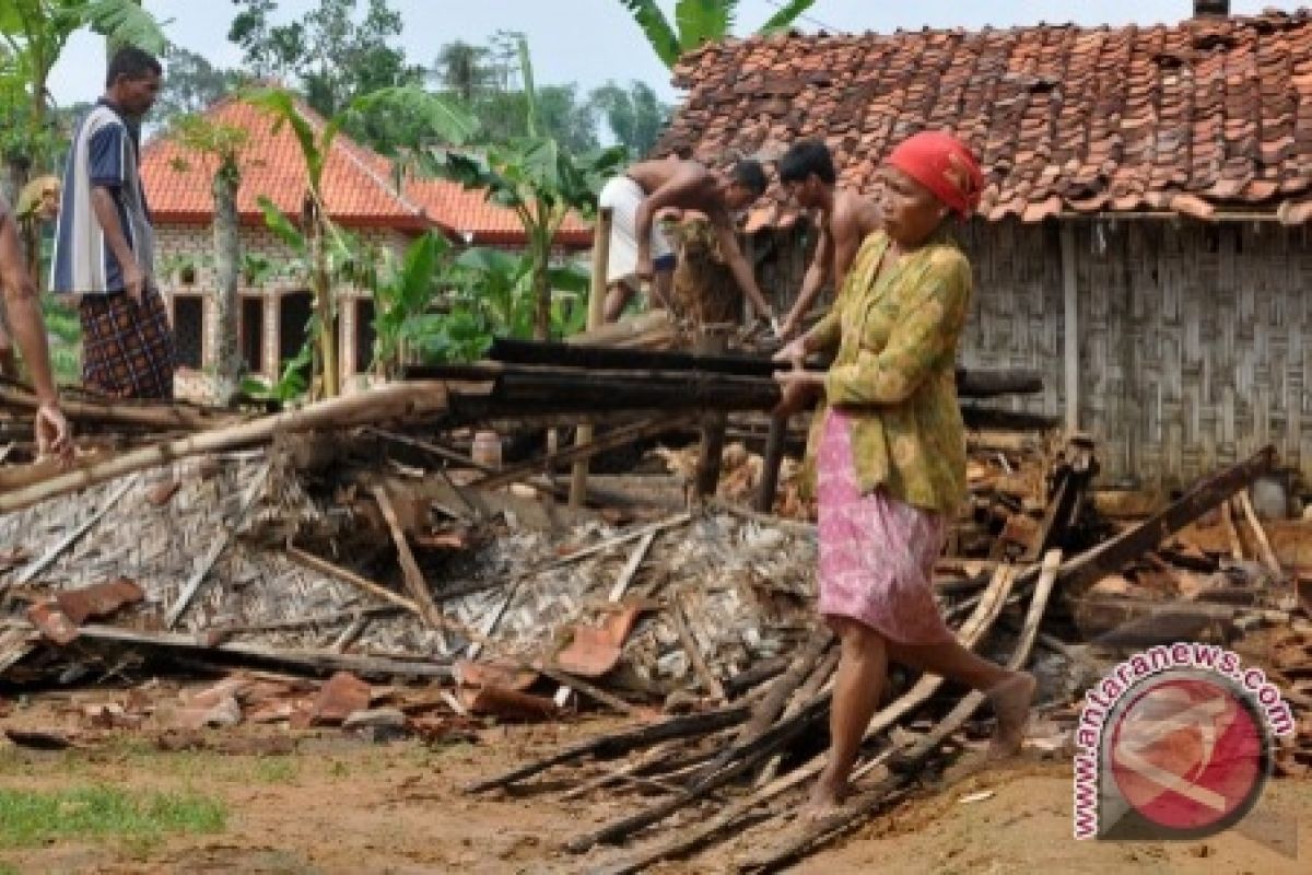 Bupati Morowali Tinjau Lokasi Bencana Puting Beliung