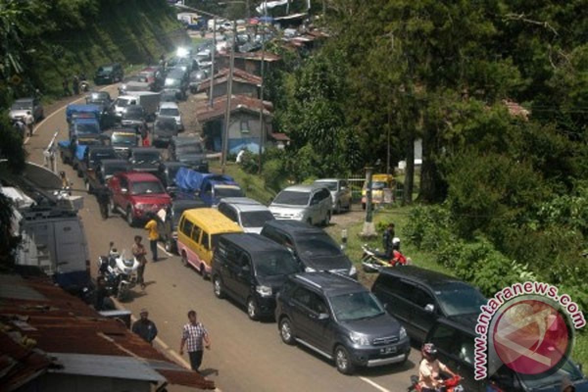 Jalur Cianjur-Cipanas macet total akibat banjir, tanah longsor