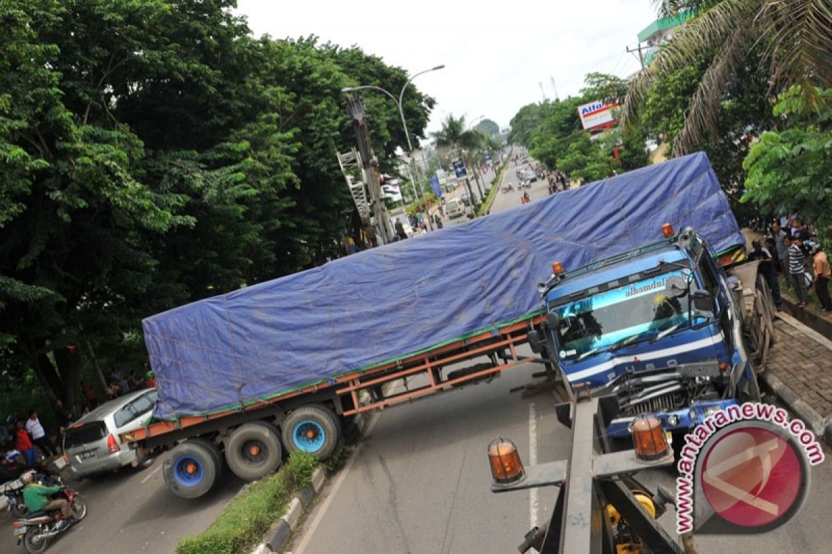 DPRD  Sumsel tindak tegas tronton melintas siang hari 