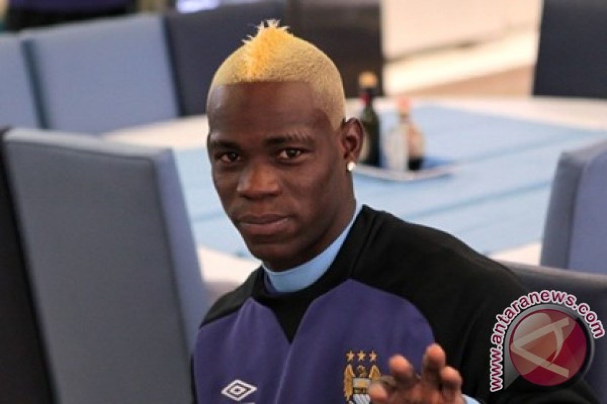 Balotelli ubah warna rambut 