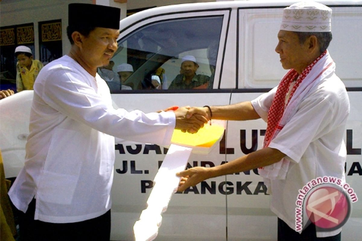 Riban Serahkan Bantuan Mobil Ambulance