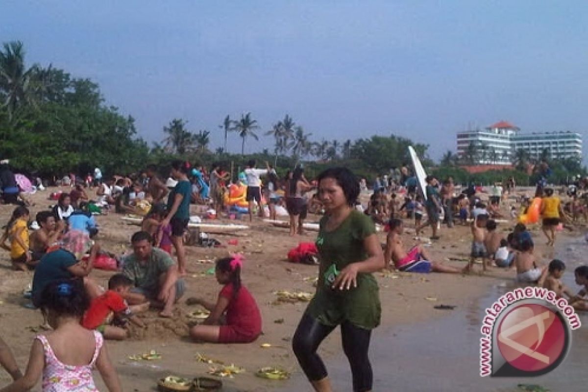 Ribuan Warga Ritual Banyupinaruh di Sanur