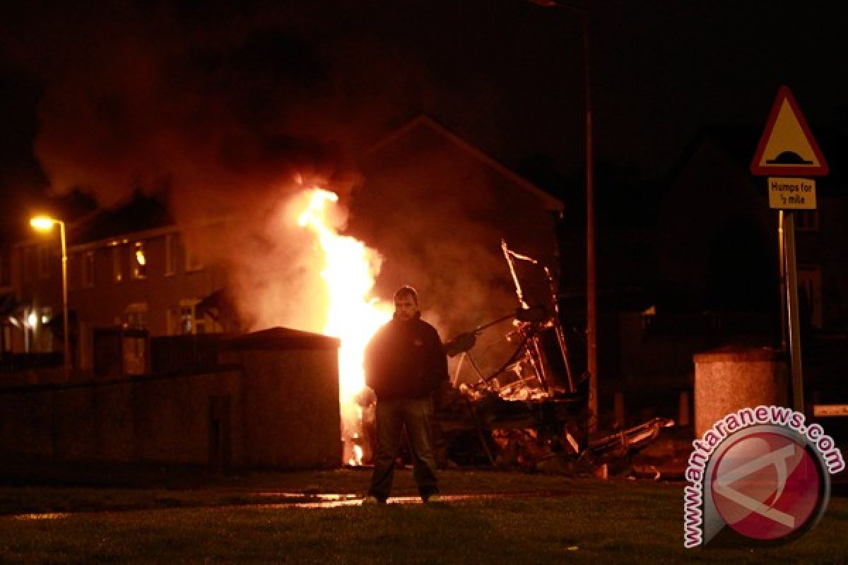 Perusuh serang polisi Belfast dengan bom bensin