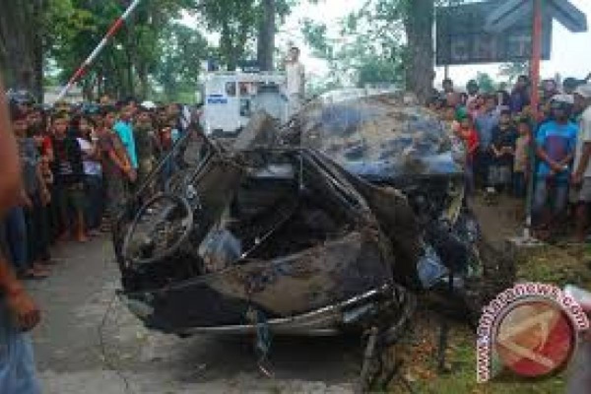 Travel dan Angkot Tabrakan, Enam Penumpang Tewas