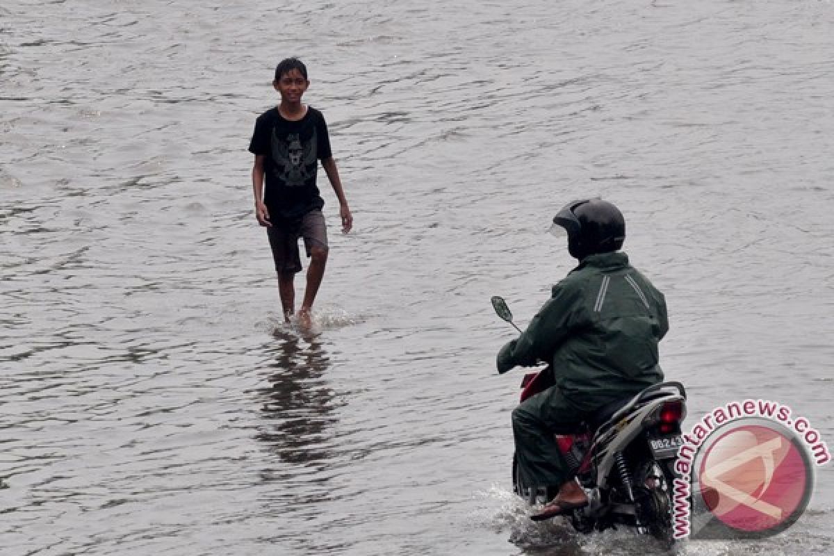 Banjir menghadang pergerakan warga Jakarta 