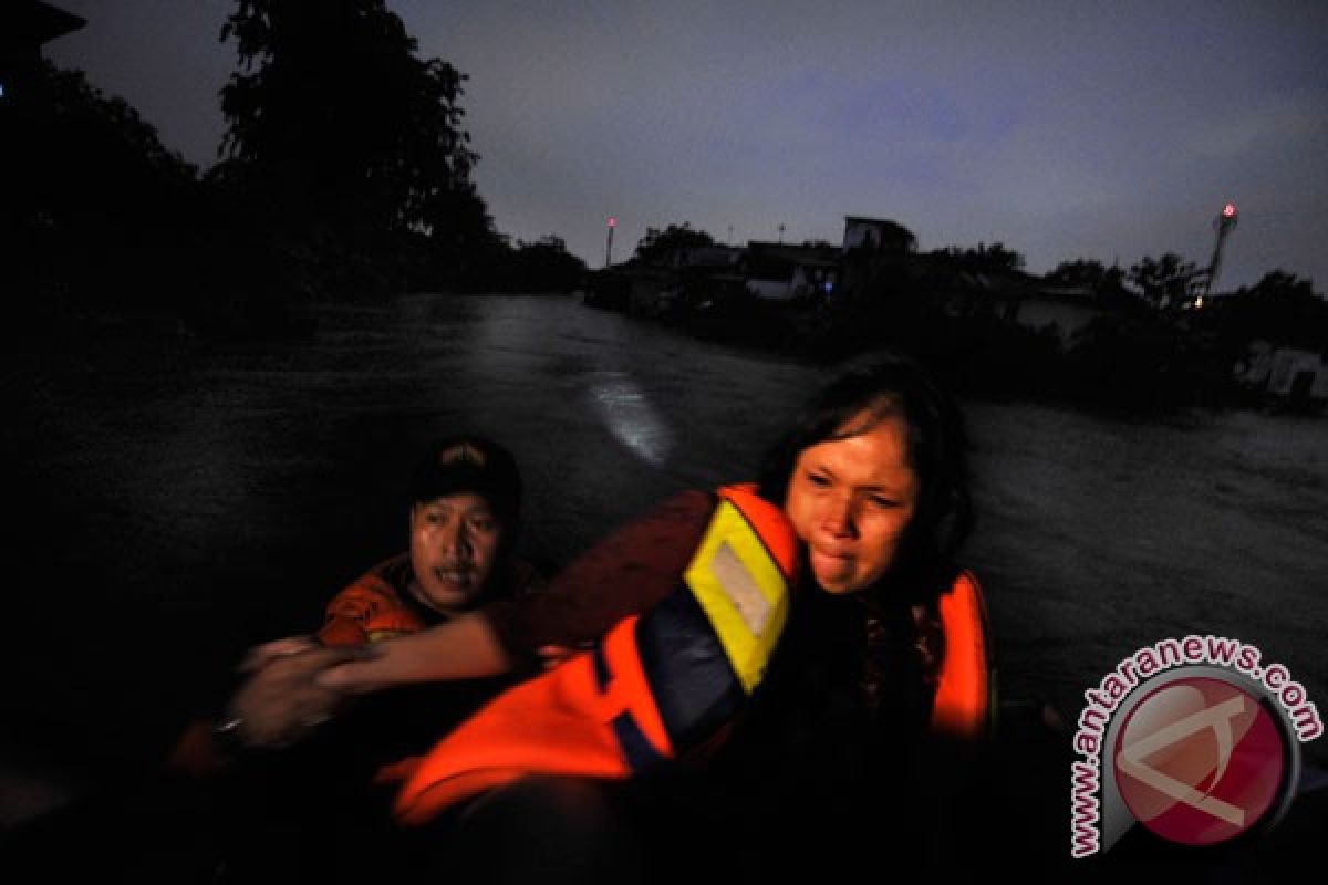 Pasangan lansia terjebak banjir 3 meter di Kalibata