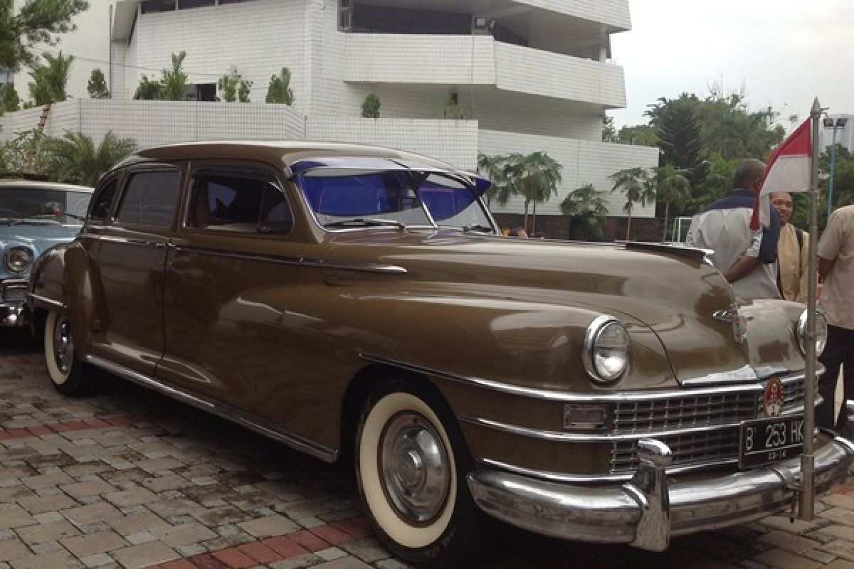 Roy Suryo kendarai mobil bekas Bung Karno ke kantor