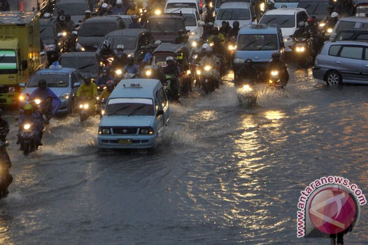 Over 3,000 people evacuated over floods in Jakarta