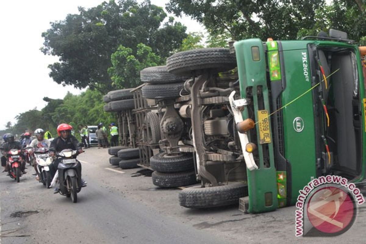 Truk susu terguling di tol Palikanci