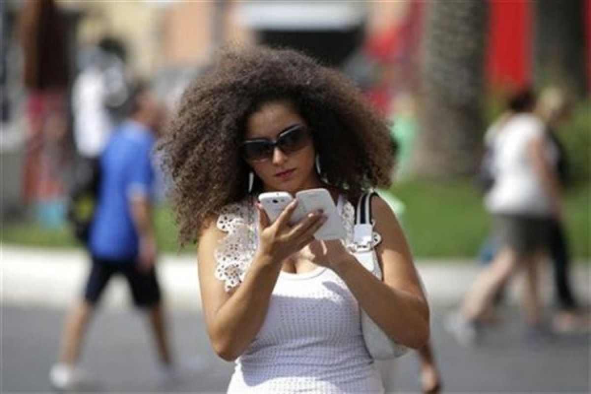 Di Honolulu, pejalan kaki yang gunakan ponsel akan didenda