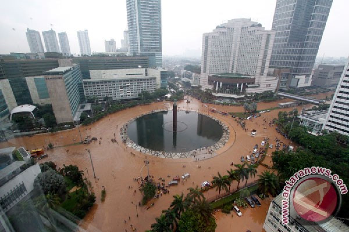 Floods paralyze Jakarta