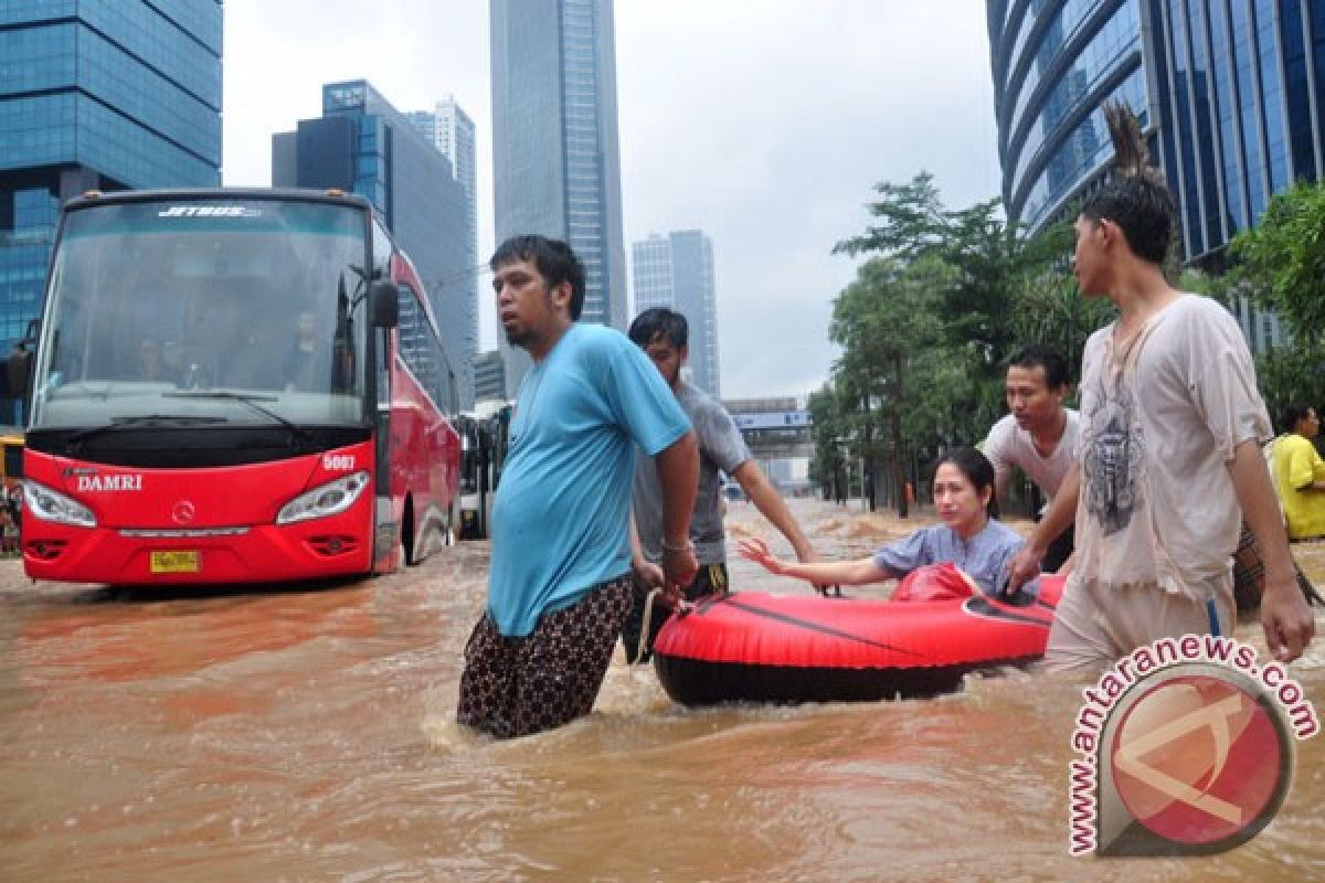 Flood still inundating Jakarta`s main road 