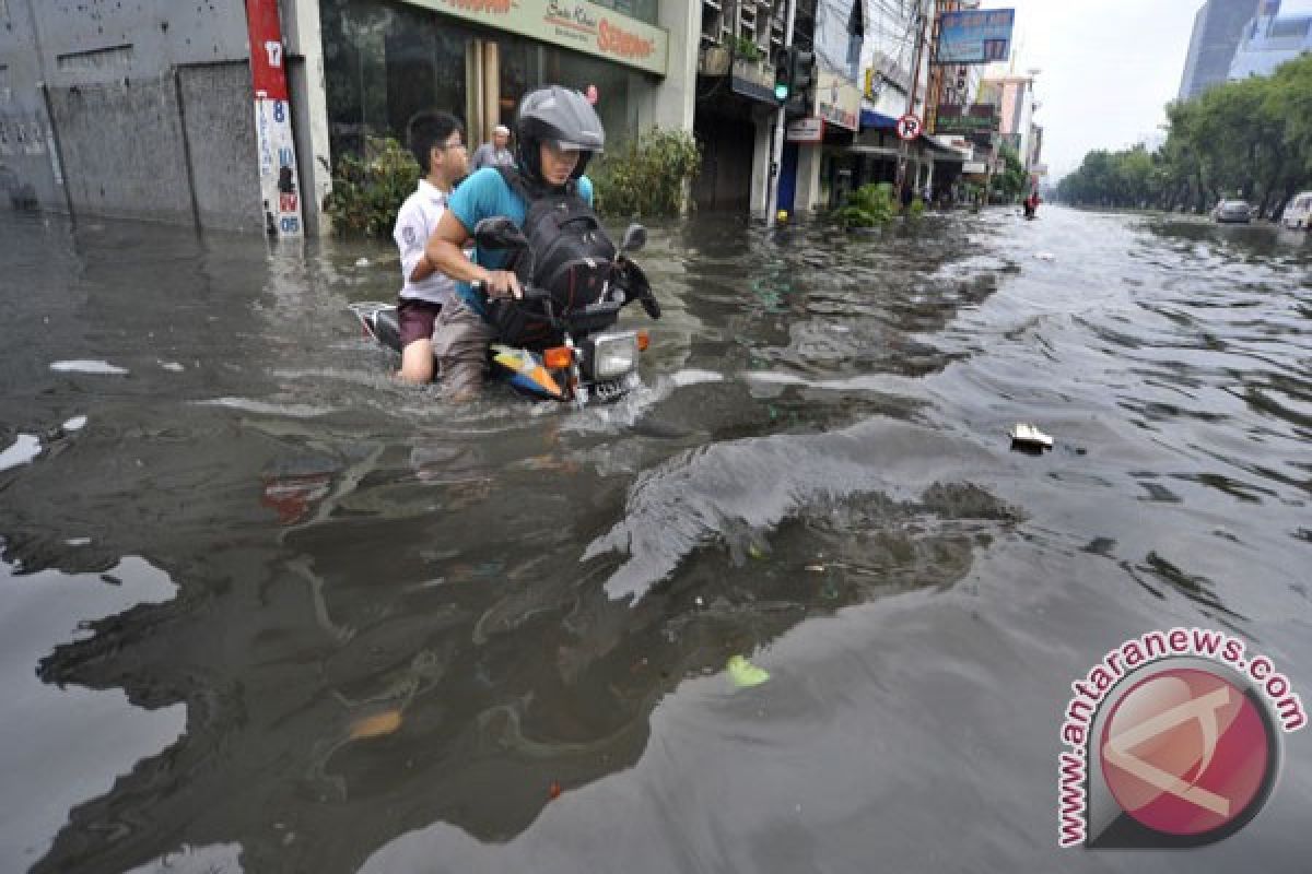 Army special force command personnel help evacuate Jakarta flood victims 