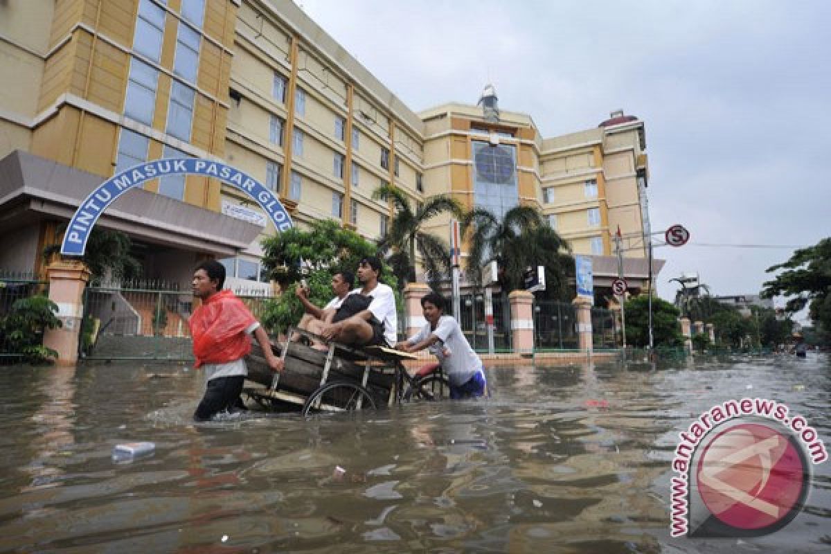 Penyedia jasa gerobak kais rezeki di tengah banjir