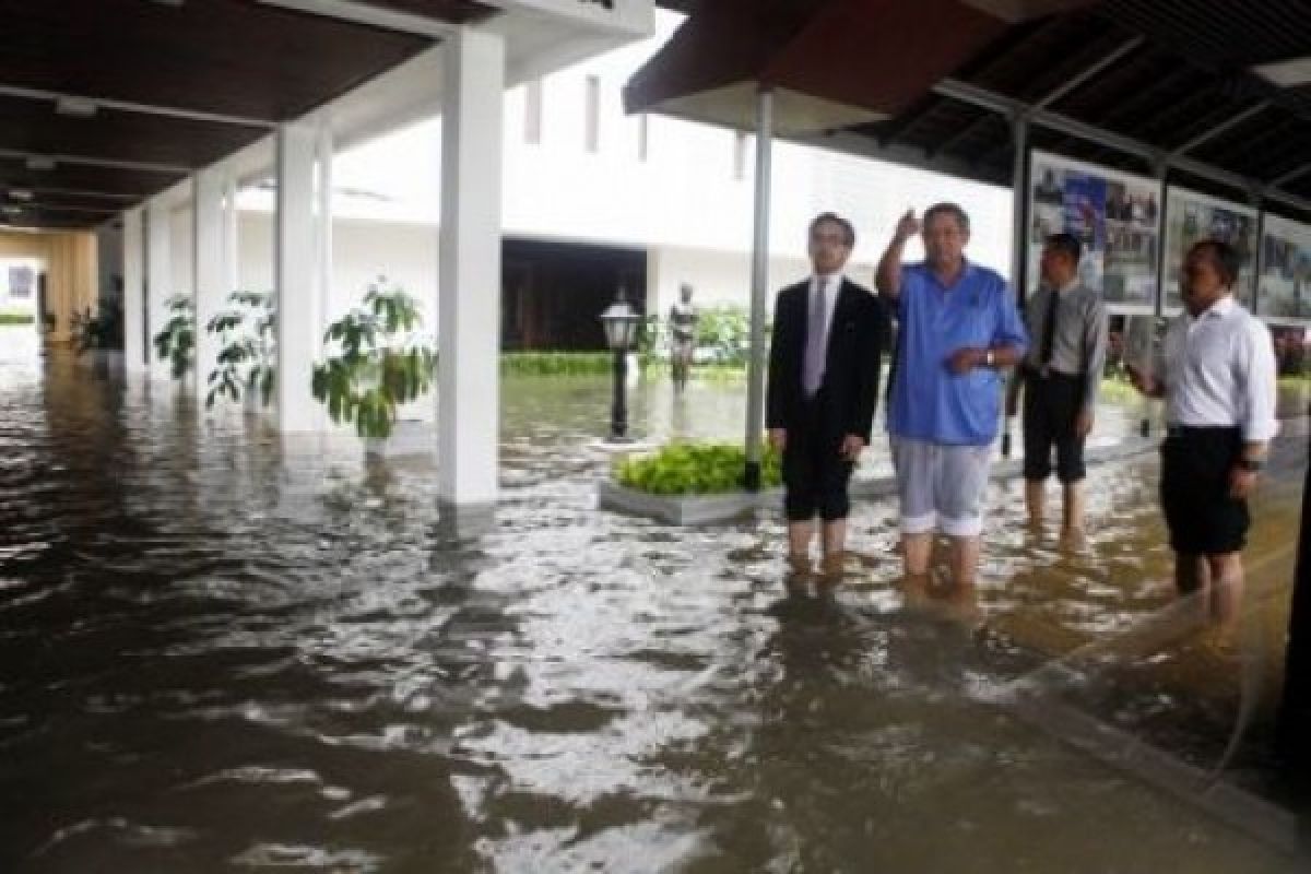 President inspects flood handling measures in Jakarta