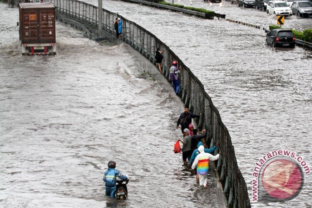 Mensos tinjau posko pengungsi korban banjir