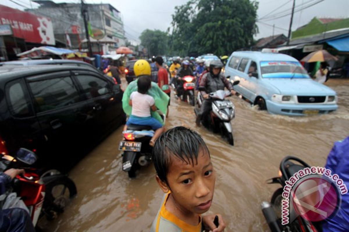 Tips berkendara aman jelang musim hujan