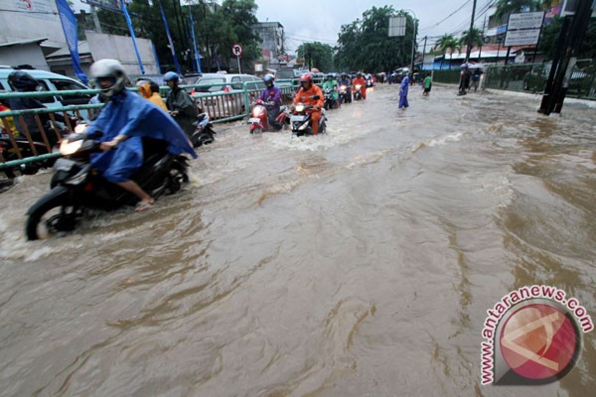 Ratusan penumpang KRL kembali ke Serpong karena banjir