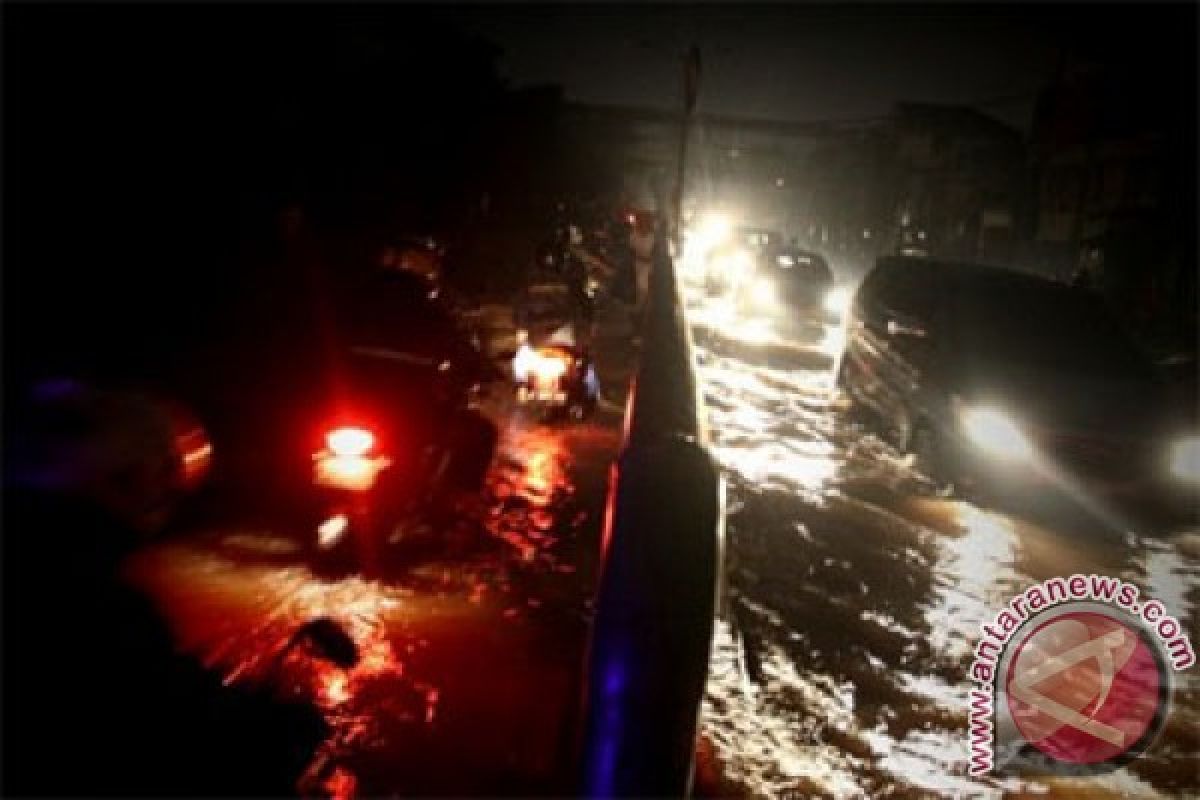 Kopassus bantu evakuasi korban banjir Jakarta