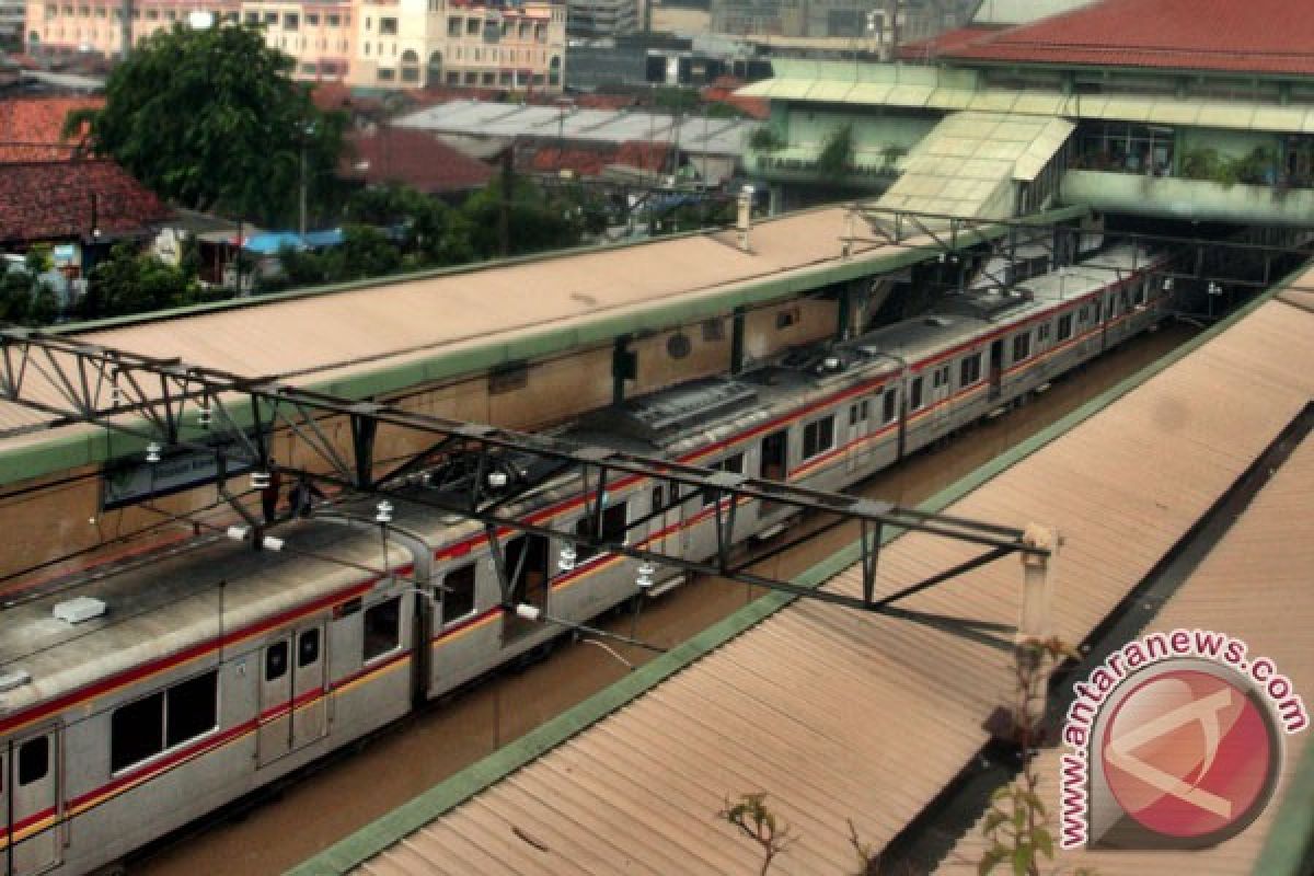 Perjalanan kereta jarak jauh alami keterlambatan 