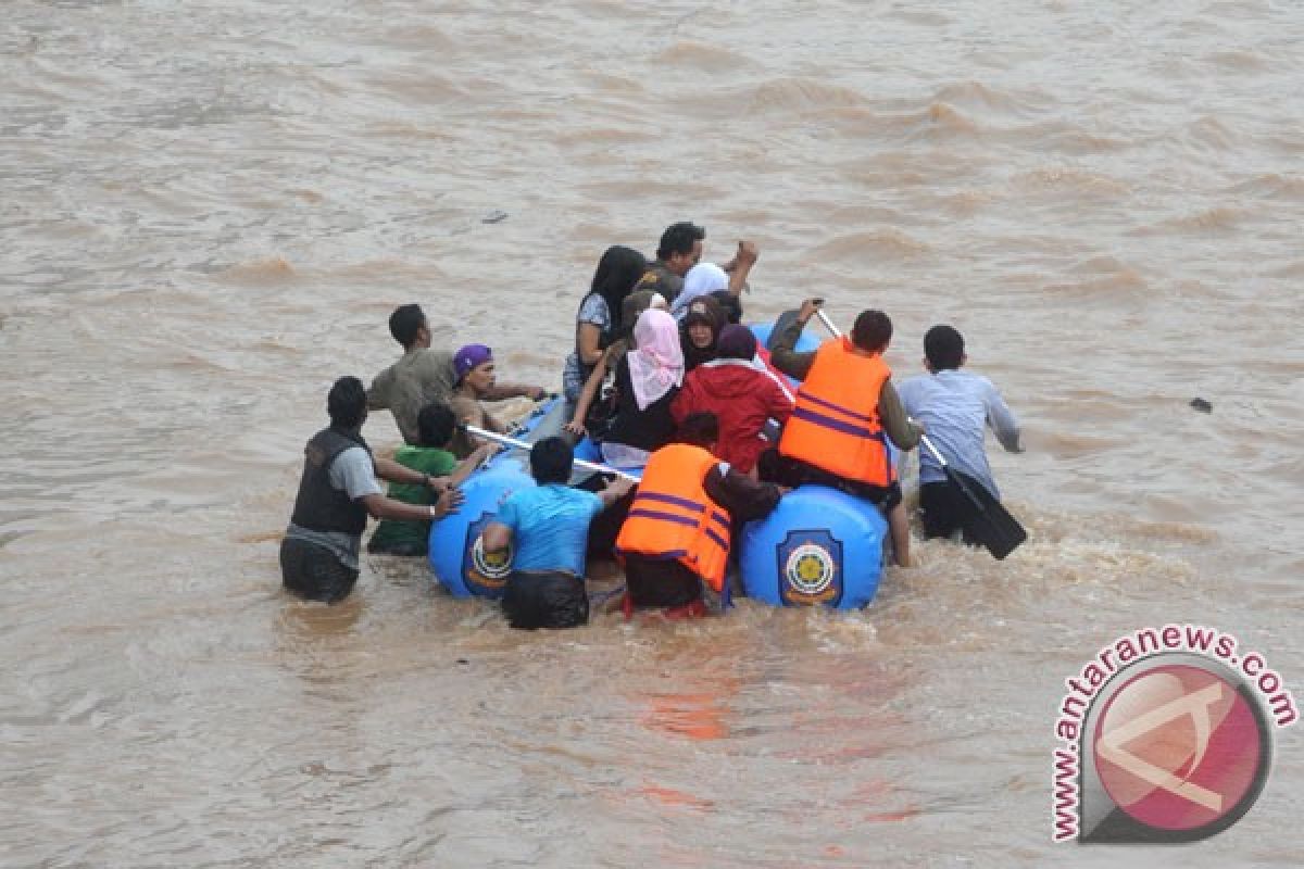 Jalan Yos Sudarso masih terendam banjir