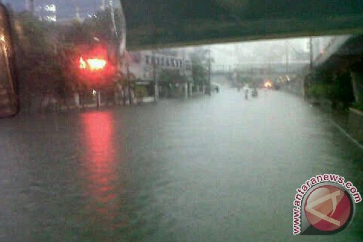 Banjir di depan Trisaksi Grogol