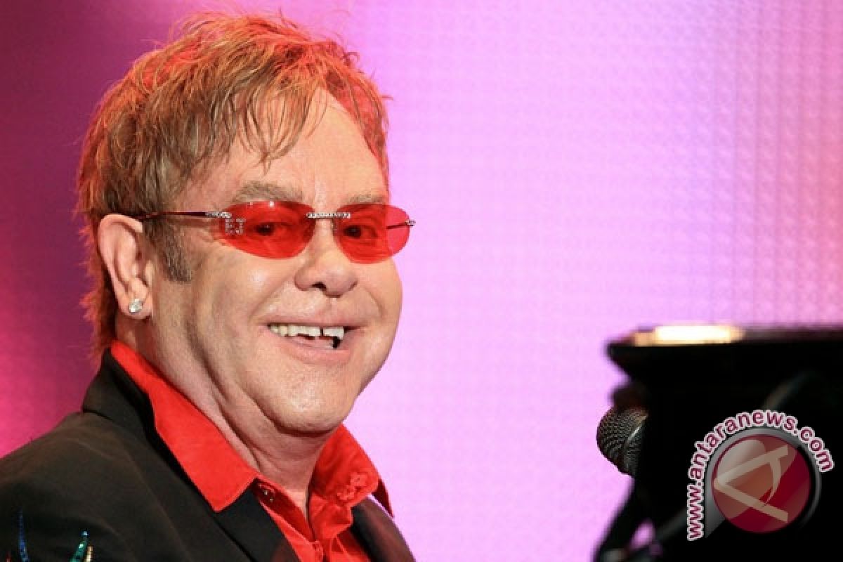 Elton John tampil di Emmy Awards