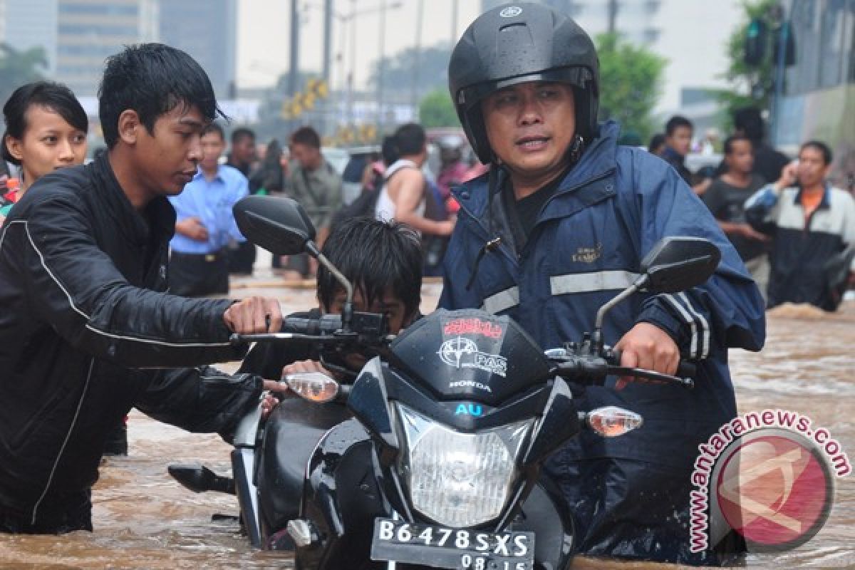 Mereka tetap bekerja meski diancam banjir 