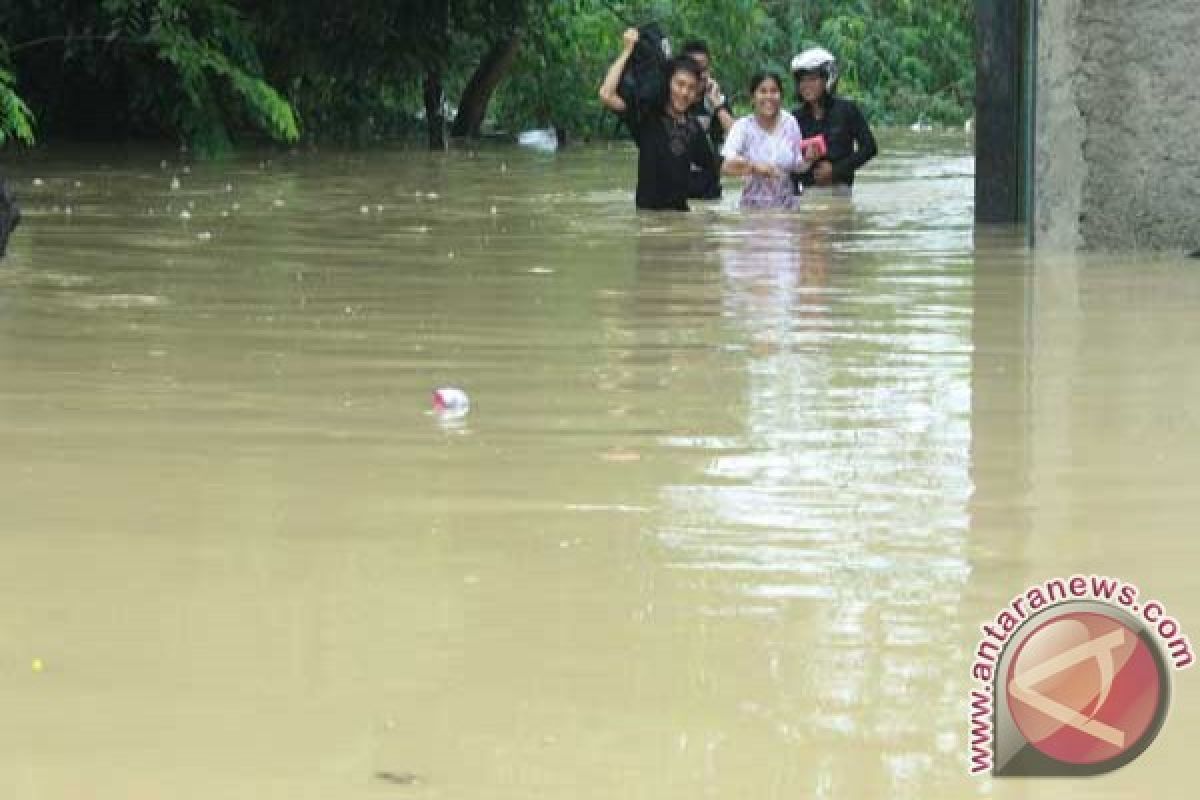 Batujaya Karawang masih terendam 1,5 meter