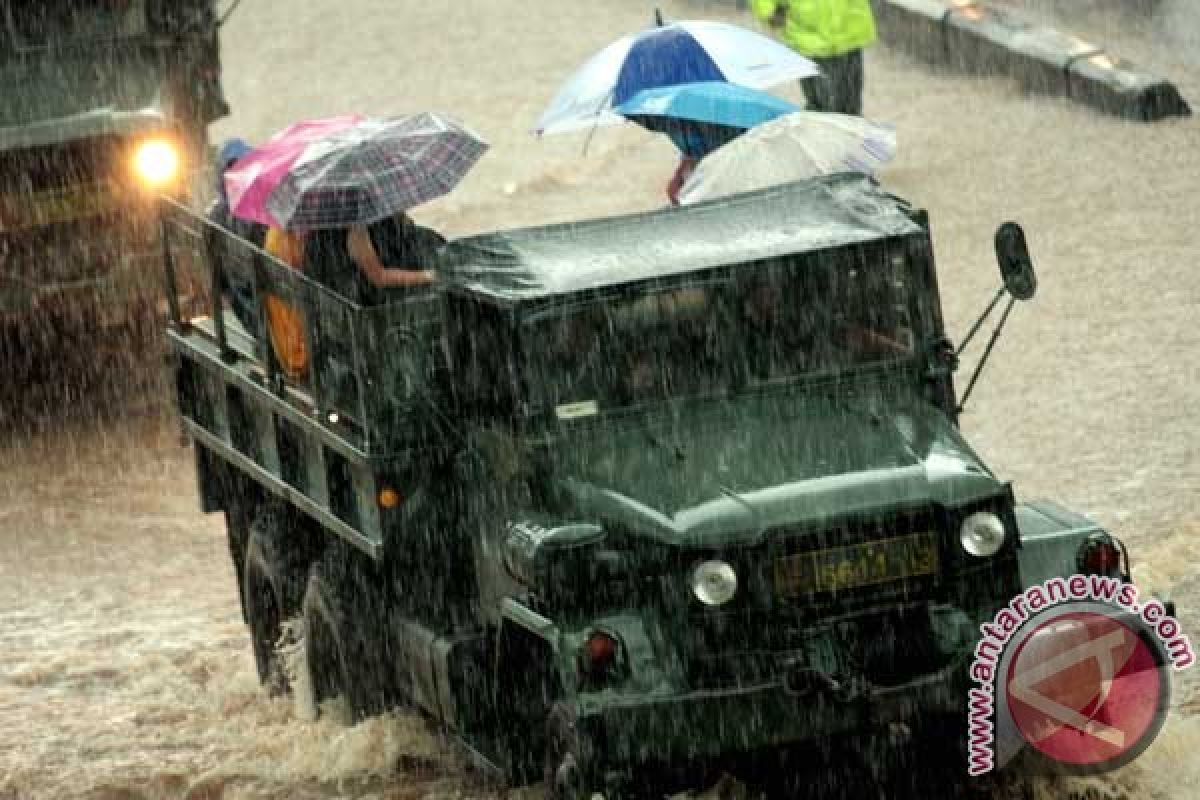 Banjir sisakan kerikil di jalan Thamrin Jakarta