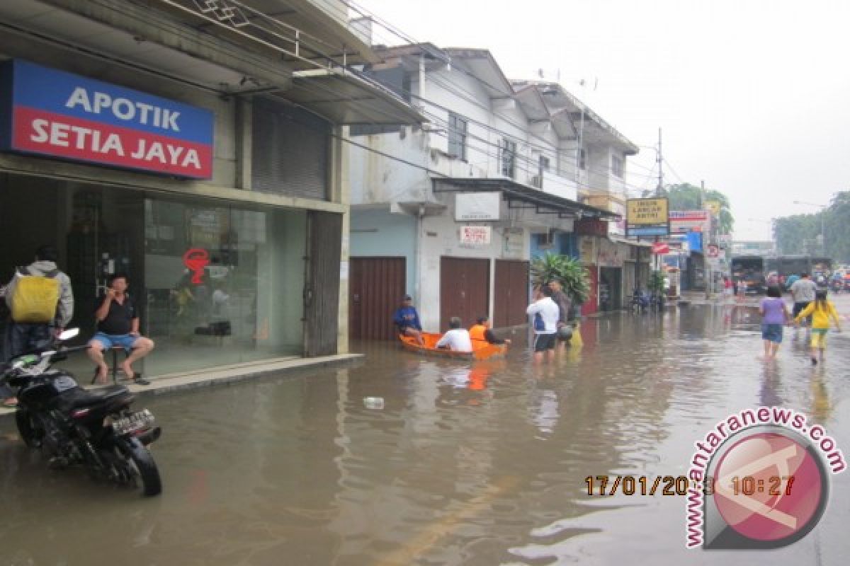 Jalan Otista, Kampung Melayu masih terendam