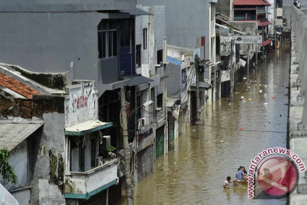 Many locations in Jakarta remain under water