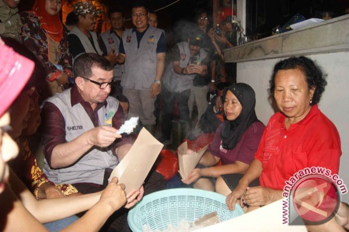 Minister provides Rp5 mln to dead volunteer`s family