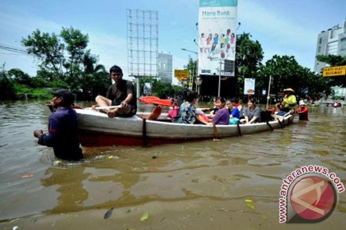 Korban banjir Pluit butuh popok dan air minum