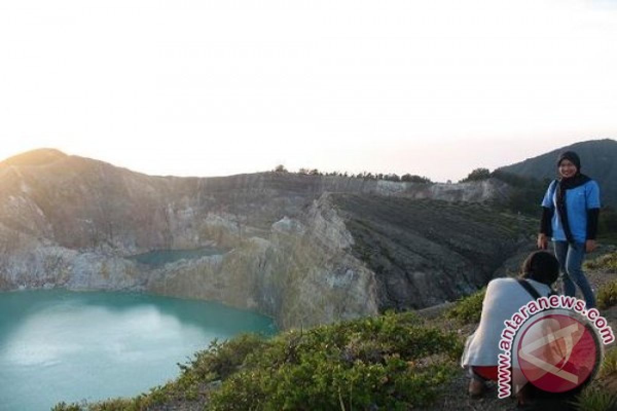 Air Danau Kelimutu berubah warna 