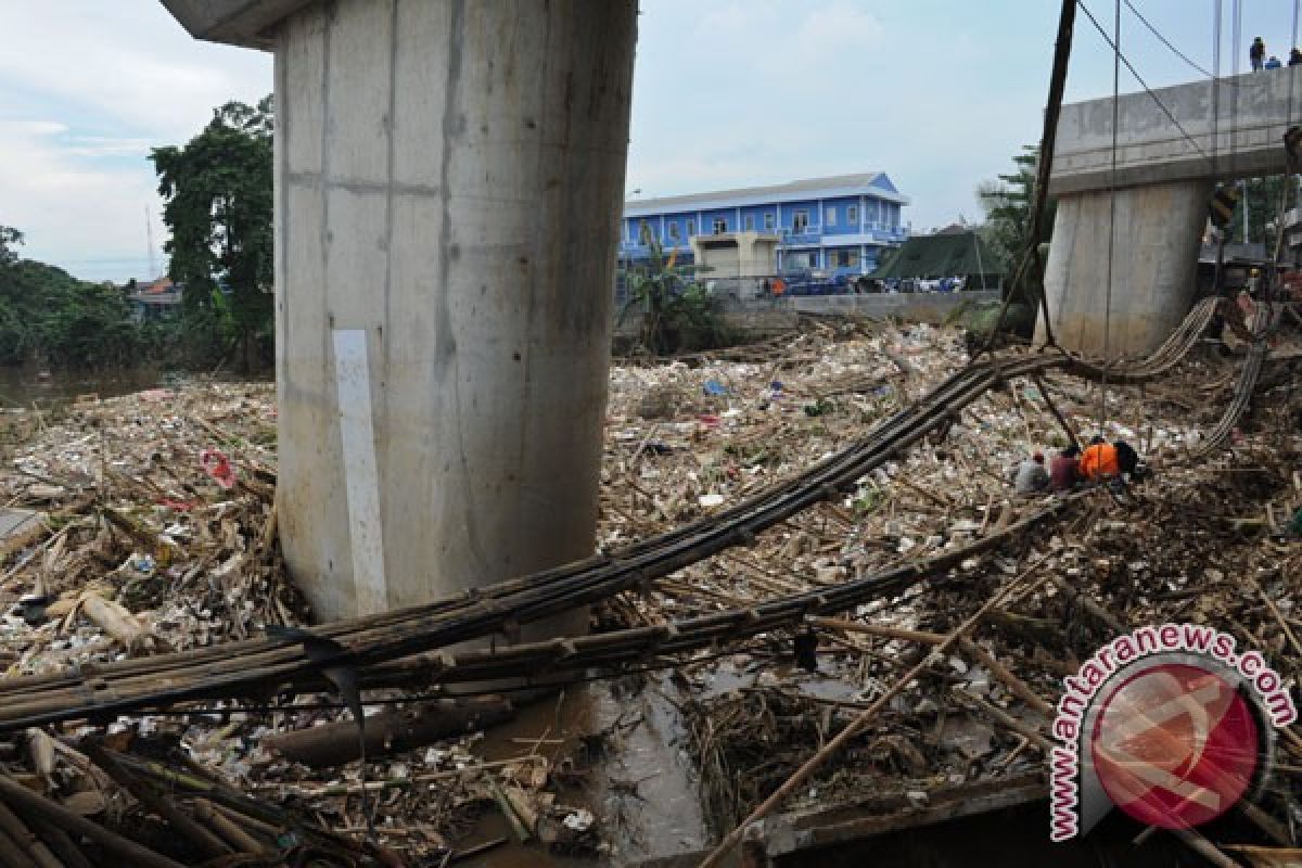 PLN tinggikan kabel tegangan di jembatan Kalibata 