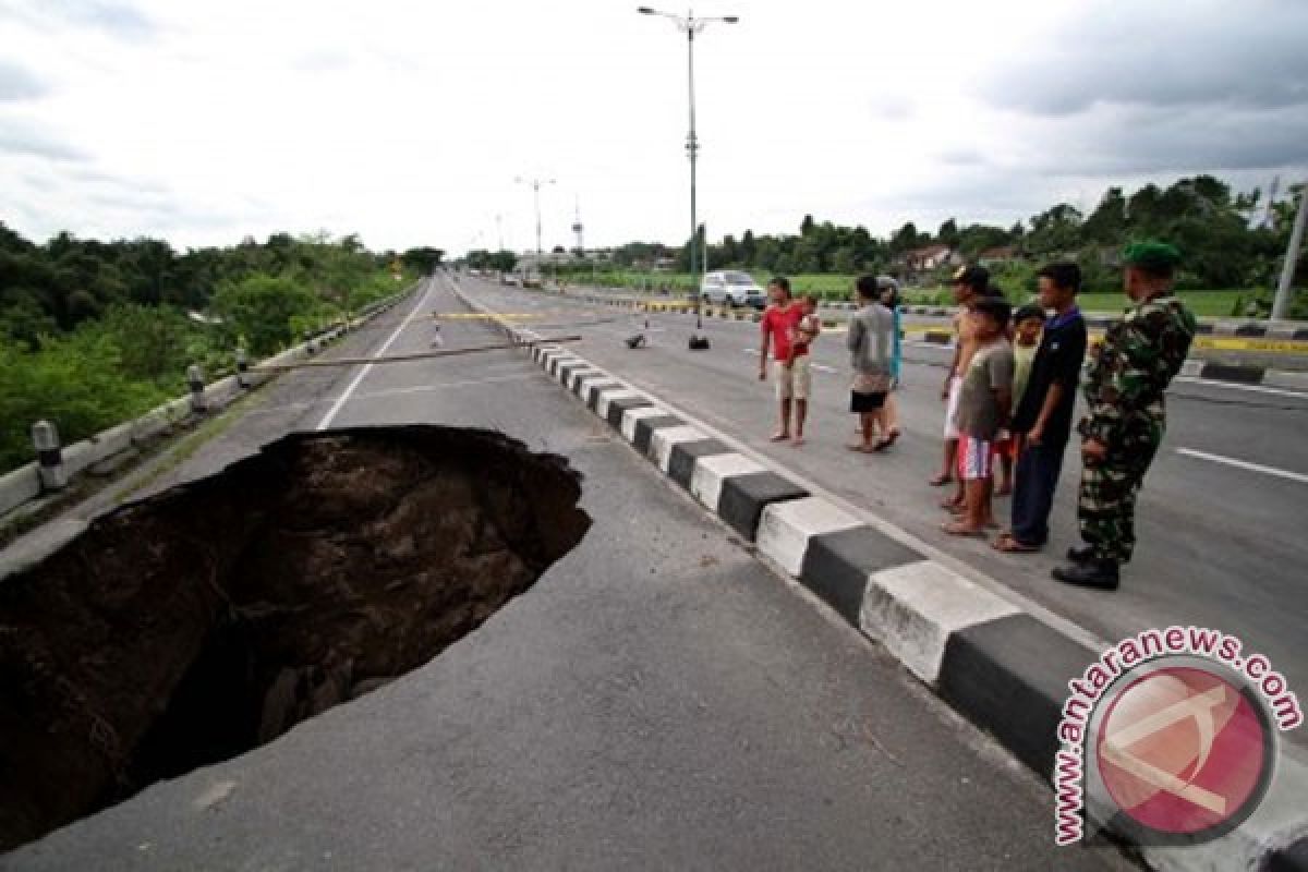 Ruas jalan nasional Wangon-Ajibarang sepanjang 10 meter ambles